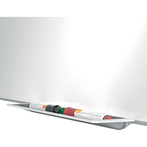 Gros plan d'un tableau blanc avec un porte-stylo. Il y a trois feutres de couleur avec des inscriptions.