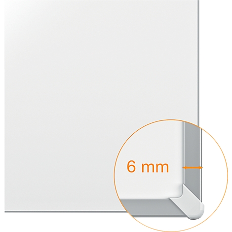 Gros plan d'un objet blanc et carré avec une section d'angle arrondie. La distance est de 6 mm.