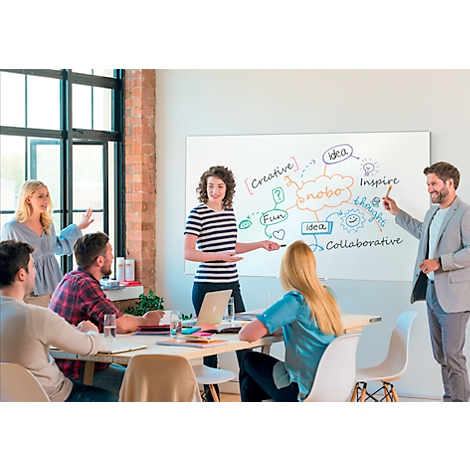 Des personnes présentent devant un tableau blanc avec un diagramme dans un bureau lumineux. Le texte dit « Creative », « Fun », « Idea », « Inspire » et « Collaborative ».