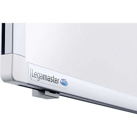 Detailopname van een hoek van een wit Legamaster bord met logo. Zilveren frame en grijze beugel.