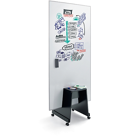 Een wit, mobiel whiteboard met diagrammen en een pennenbakje. Schetsen en aantekeningen in verschillende kleuren zijn zichtbaar op het whiteboard.