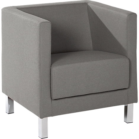 Grijze vierkante fauteuil met vierkante zitting en armleuningen, staand op zilveren poten.