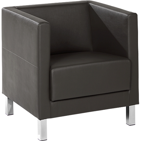 Donkerbruine leren fauteuil met een vierkant ontwerp. Vier zilveren poten ondersteunen de stoel.