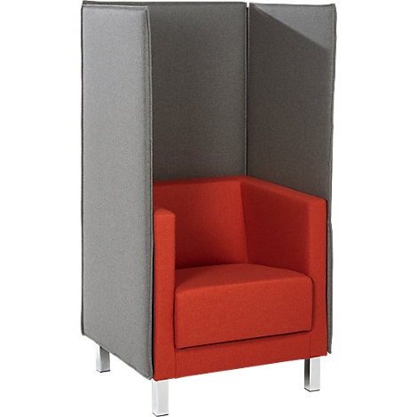 Rode fauteuil in grijze stof. Hoge rug en zijwanden. Vier zilveren poten. Een rustige werkplek.