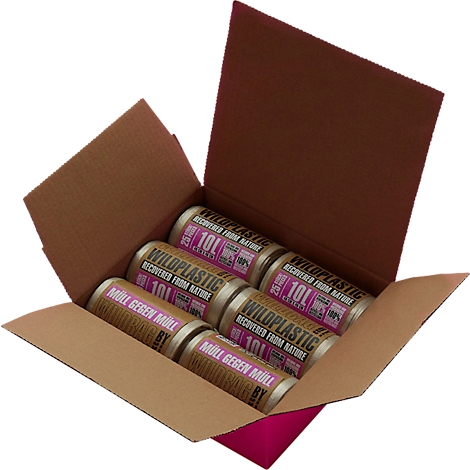 An open brown cardboard box with six cylindrical waste bags. Inscription: Wildplastic, Müll gegen Müll, 10L.