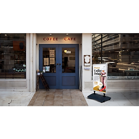 Cafe-ingang met blauwe deuren en een bord met de tekst "Coffee Drink".
