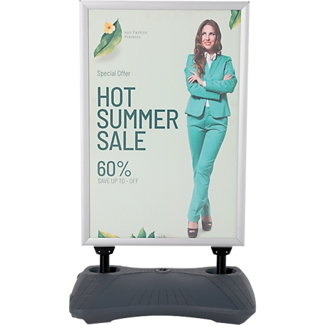 Panneau publicitaire avec le texte 'HOT SUMMER SALE 60%'. Une femme en costume turquoise se tient à côté. Le cadre et la base sont argentés et gris.