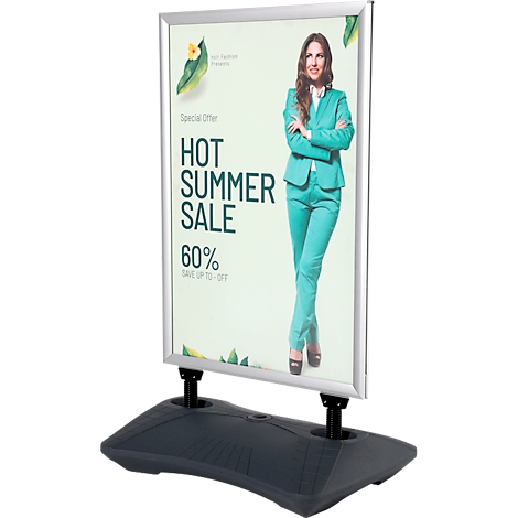 Un panneau publicitaire encadré avec une affiche. Une femme en tailleur vert sourit, en dessous l'inscription : Hot Summer Sale - 60% de réduction.