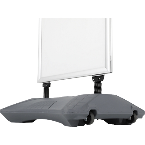 Présentoir publicitaire mobile gris avec panneau blanc. Éléments de connexion noirs et roues visibles.