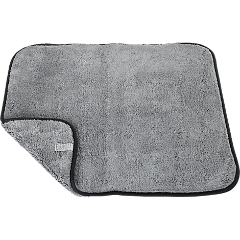 Chiffon en microfibre gris avec bord noir. Une partie du chiffon est pliée, une étiquette est visible.