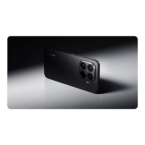Schwarzes Xiaomi Smartphone in Rückenansicht mit auffälligem quadratischem Kameramodul auf grauem Untergrund.
