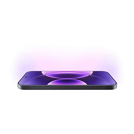 Ein schwarzes Smartphone liegt flach auf weißem Hintergrund mit leuchtendem violetten Display.