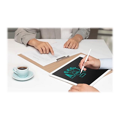 Zwei Personen betrachten Dokumente, eine Person zeichnet auf einem Tablet mit Stift. Auf dem Tisch steht ein Kaffeebecher.