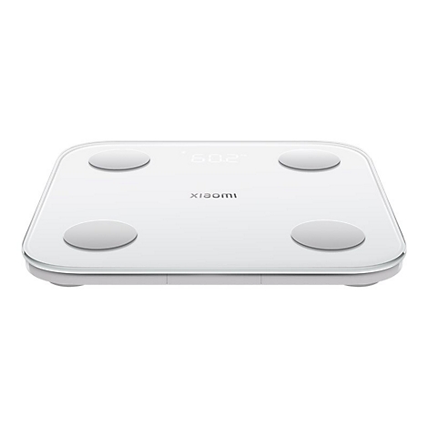 Weiße, minimalistische Xiaomi Körperanalysewaage mit vier silbernen Sensoren und digitalem Display vor weißem Hintergrund.