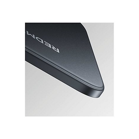 Nahaufnahme eines anthrazitfarbenen, dreieckigen Objekts mit abgerundeten Kanten. Auf der Oberfläche steht in heller Schrift „REDM“.