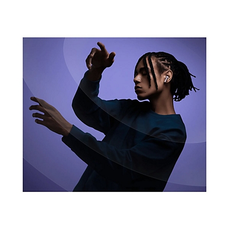 Ein Mann mit Dreadlocks, KopfhÃ¶rer, Arme ausgestreckt in einer Tanzpose, lila Hintergrund.