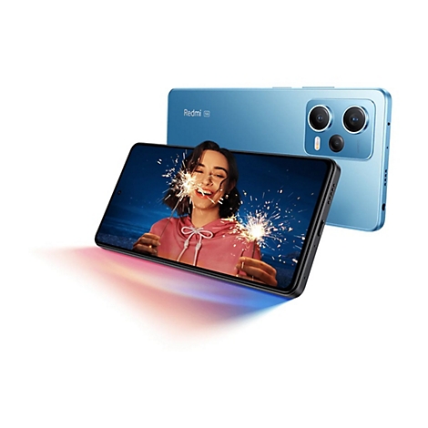 Hellblaues Smartphone mit einem Bildschirm, der eine Frau mit Wunderkerzen zeigt. Daneben ein zweites Smartphone.