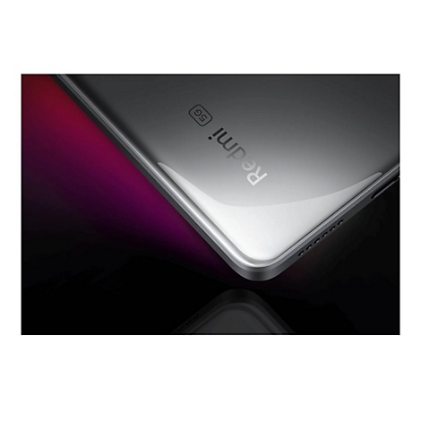 Nahaufnahme eines silbernen Smartphones mit dem Schriftzug 'Redmi 5G'. Reflektierender Hintergrund mit violetten und schwarzen Verläufen.