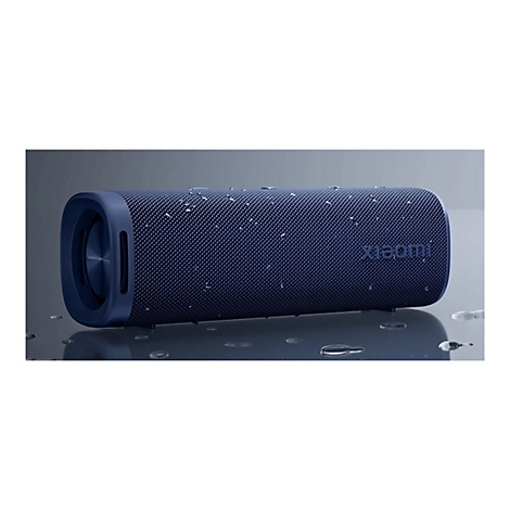 Blauer, zylinderförmiger Xiaomi-Lautsprecher auf einer glatten Fläche mit Wassertropfen.
