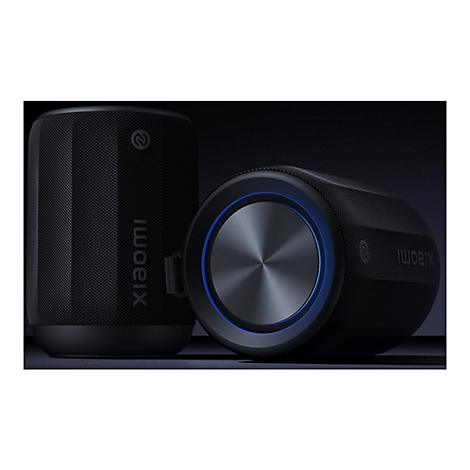 Zwei schwarze Xiaomi-Lautsprecher vor dunklem Hintergrund, einer stehend, einer liegend mit blau leuchtendem Ring.