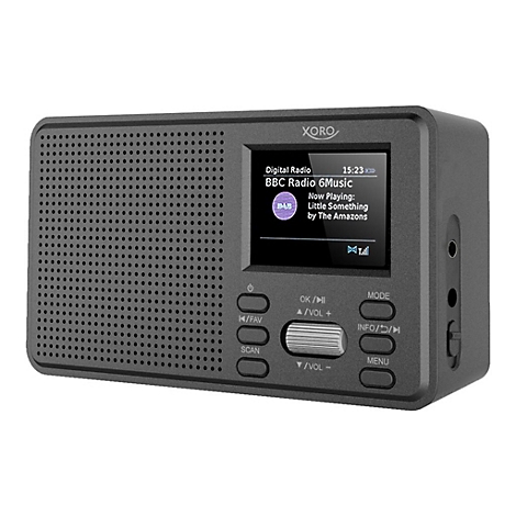 Dunkelgraues Digitalradio der Marke Xoro. Auf dem Display sind Senderinformationen zu sehen. Der Lautsprecher ist mit LÃ¶chern versehen.