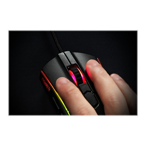 Person bedient eine schwarze Gaming-Maus. Die Maus hat farbige LED-Beleuchtung und den Aufdruck "PRIMER".