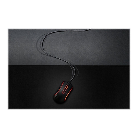 Schwarze Maus mit roter Beleuchtung auf zweifarbiger Oberfläche. Kabel nach oben.