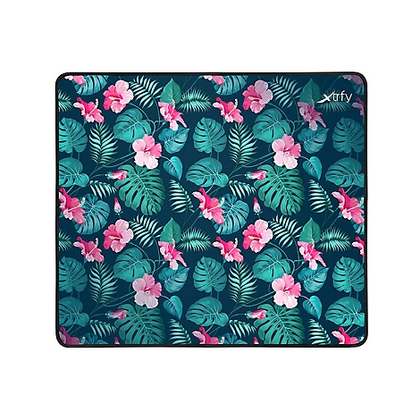 Rechteckiges Mousepad mit tropischem Muster: Dunkelblauer Hintergrund, grüne Blätter, pinke Hibiskusblüten. Logo oben rechts.