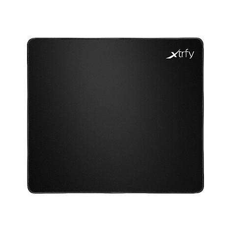 Schwarzes rechteckiges Mauspad mit weißem Xtrfy-Logo in der oberen rechten Ecke.