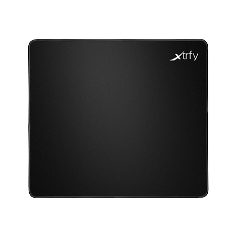 Schwarzes rechteckiges Mauspad mit abgerundeten Ecken. Oben rechts weißes Xtrfy-Logo.