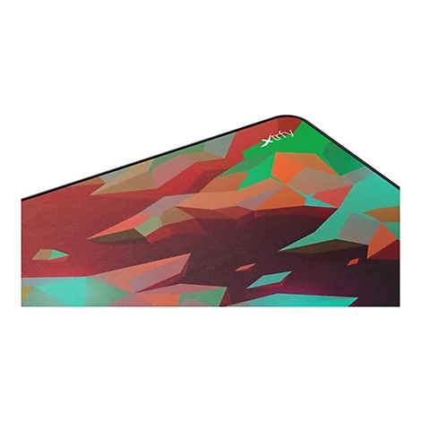 Detailaufnahme eines Mauspad mit farbenfrohem, geometrischem Muster und Logo.