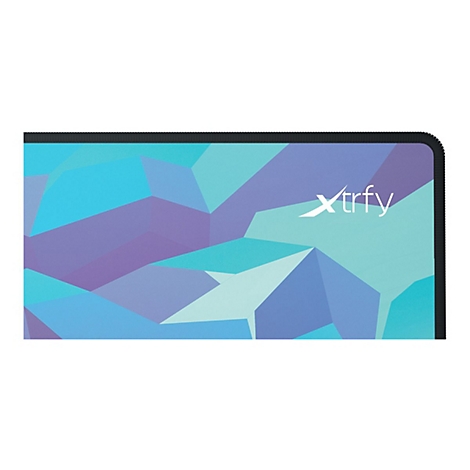 Ein rechteckiges Mousepad mit abstraktem, geometrischem Muster in Blau- und Lilatönen und dem Schriftzug "Xtrfy".