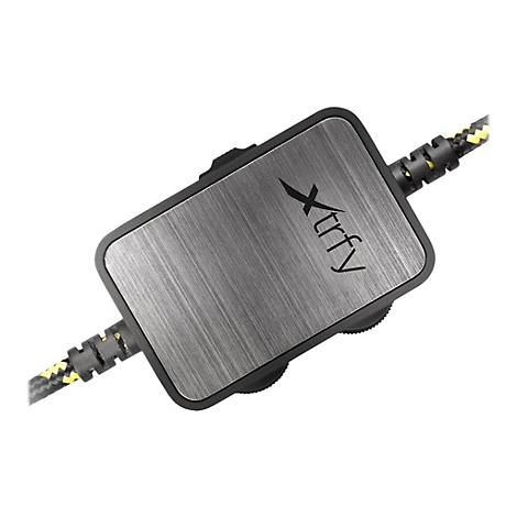 Ein graues Xtrfy-Steuergerät mit strukturierter Oberfläche und schwarzem Rahmen. Kabel mit gelb-schwarzem Muster.