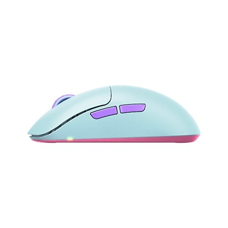 Hellblau-rosa Gaming-Maus. Zwei lila Seitentasten. Auf weißem Hintergrund. Grüne LED leuchtet unten.