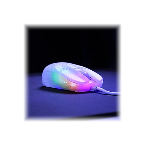 Ein weißer Gaming-Maus, die mit bunten Lichtern leuchtet. Die Maus liegt auf einer blauen Oberfläche vor einem dunklen Hintergrund.