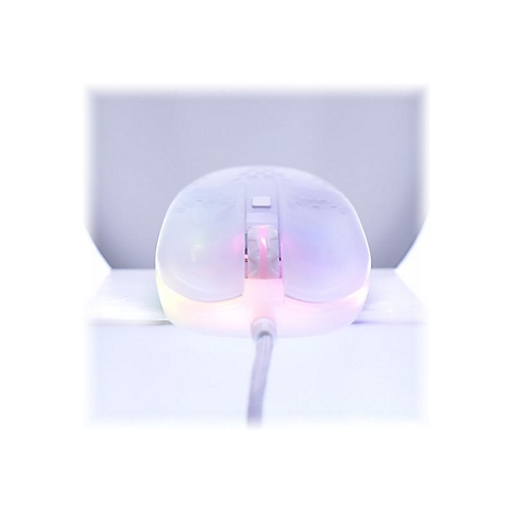 Nahaufnahme einer weißen Gaming-Maus, beleuchtet mit farbigen Lichtern. Das Kabel ist im Vordergrund zu sehen.