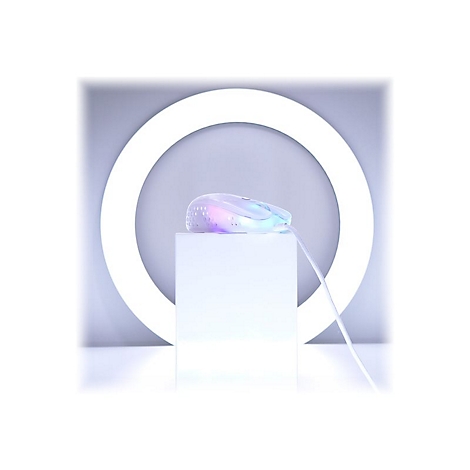 Weisse Gaming-Maus mit Regenbogen-RGB-Beleuchtung auf einem weissen Podest vor einem hellen Ring. Ein weisses Kabel ist angeschlossen.