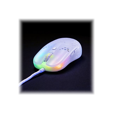 Eine weiße Gaming-Maus mit mehrfarbiger Beleuchtung, an einem Kabel. Schwarzer Hintergrund.