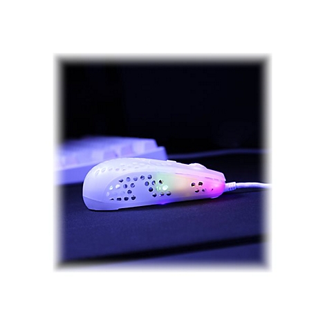 Eine weiße Gaming-Maus mit Lochmuster auf einer schwarzen Oberfläche. Der Mausrand leuchtet in Regenbogenfarben. Im Hintergrund ist eine Tastatur.