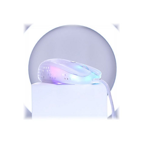 Weiße Gaming-Maus mit RGB-Beleuchtung, auf einem weißen Würfel, vor grauem Hintergrund.