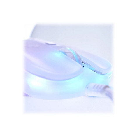 Nahaufnahme einer weißen Gaming-Maus mit LED-Beleuchtung. Das Mausrad und die Unterseite leuchten in Blau.
