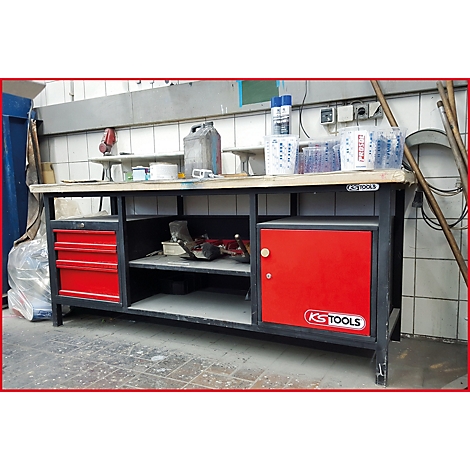 Werkbank mit roter Schublade und Schrank, Werkzeuge. Aufschrift: KS TOOLS.