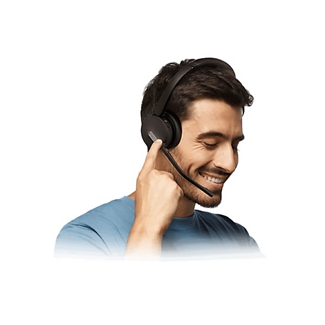 Ein Mann mit Headset, lÃ¤chelt. Er zeigt mit dem Finger auf das Headset, welches er am Ohr hat.