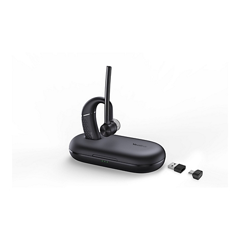 Schwarzes Bluetooth-Headset mit Ladeschale und zwei Adaptern vor weiÃŸem Hintergrund.