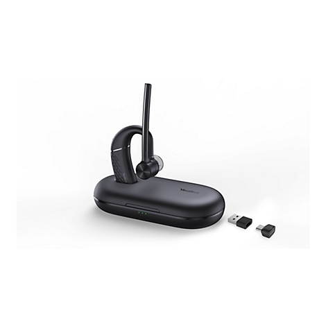 Schwarzes Yealink Headset mit Mikrofonarm steht in einer ovalen Ladestation, daneben zwei USB-Adapter auf weißem Grund.
