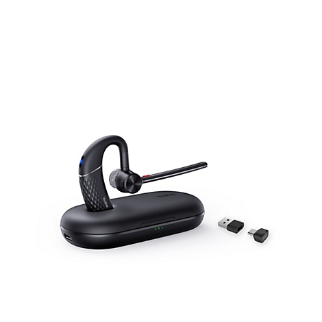 Schwarzes Bluetooth-Headset mit Ladeschale und Adaptern. Auf weißem Hintergrund. Das Headset hat eine elegante Form mit Logo.