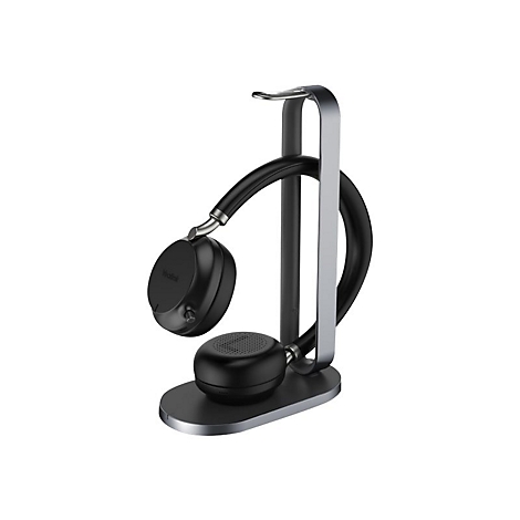 Schwarzes Yealink Headset auf einem silbernen Ladeständer vor weißem Hintergrund.