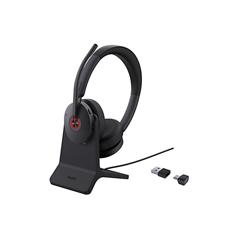 Schwarzes Headset mit Ladestation und Adaptern. Das Headset hat einen roten Knopf und den Schriftzug "Yealink".