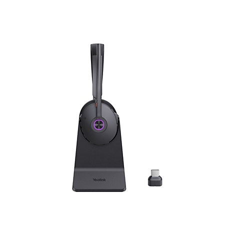 Drahtloses Headset und Ladestation auf weißem Hintergrund. Schwarzes Headset mit lila Knopf in der Mitte. USB-C-Adapter daneben.