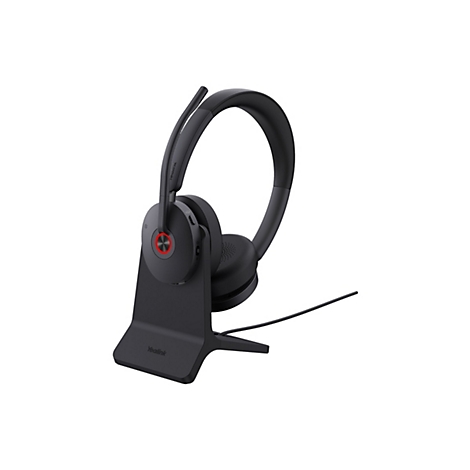 Schwarzes Yealink Headset auf einer Ladestation vor weißem Hintergrund.